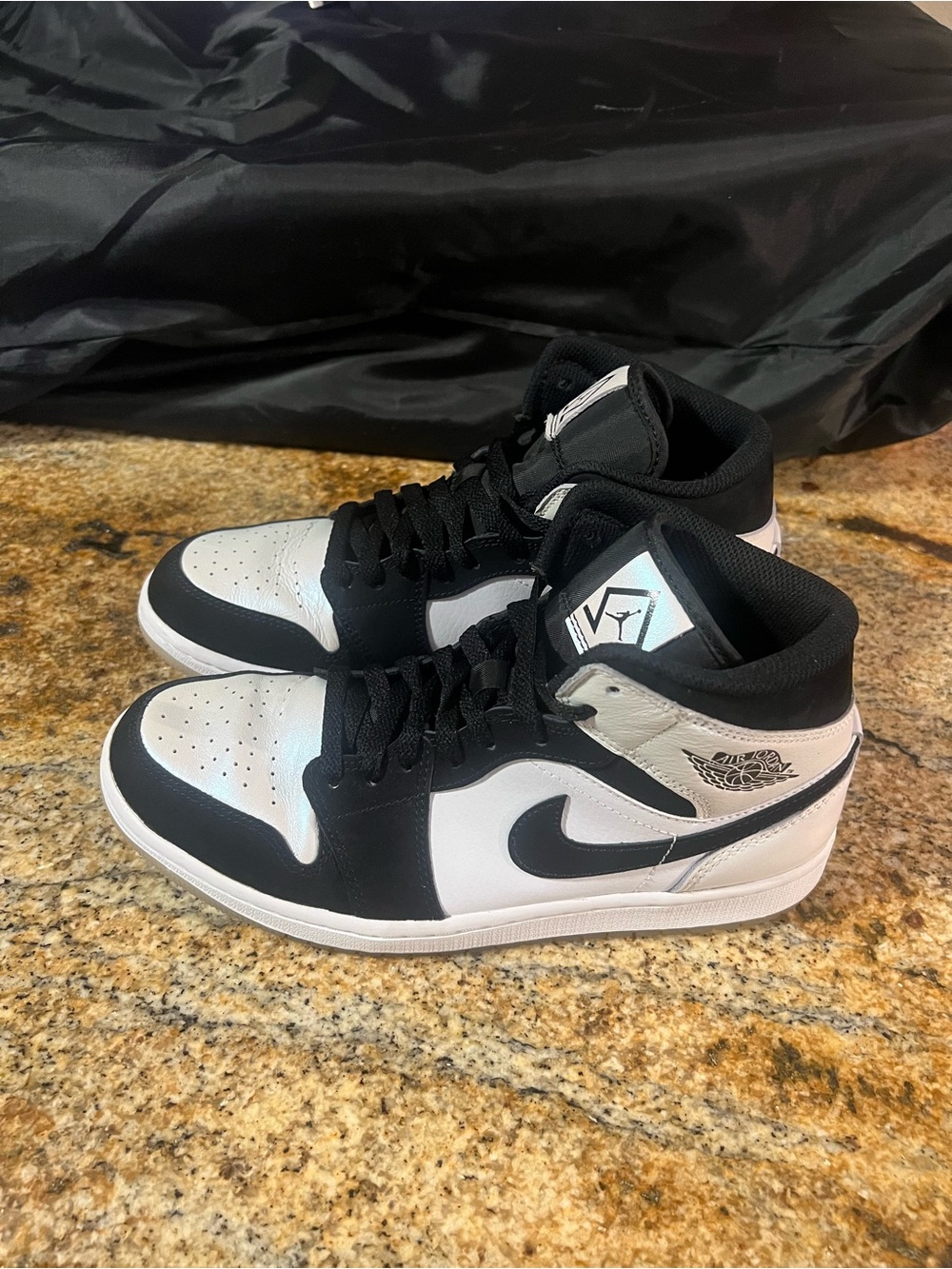 Nike Air Jordan 1 Mid - Black & White